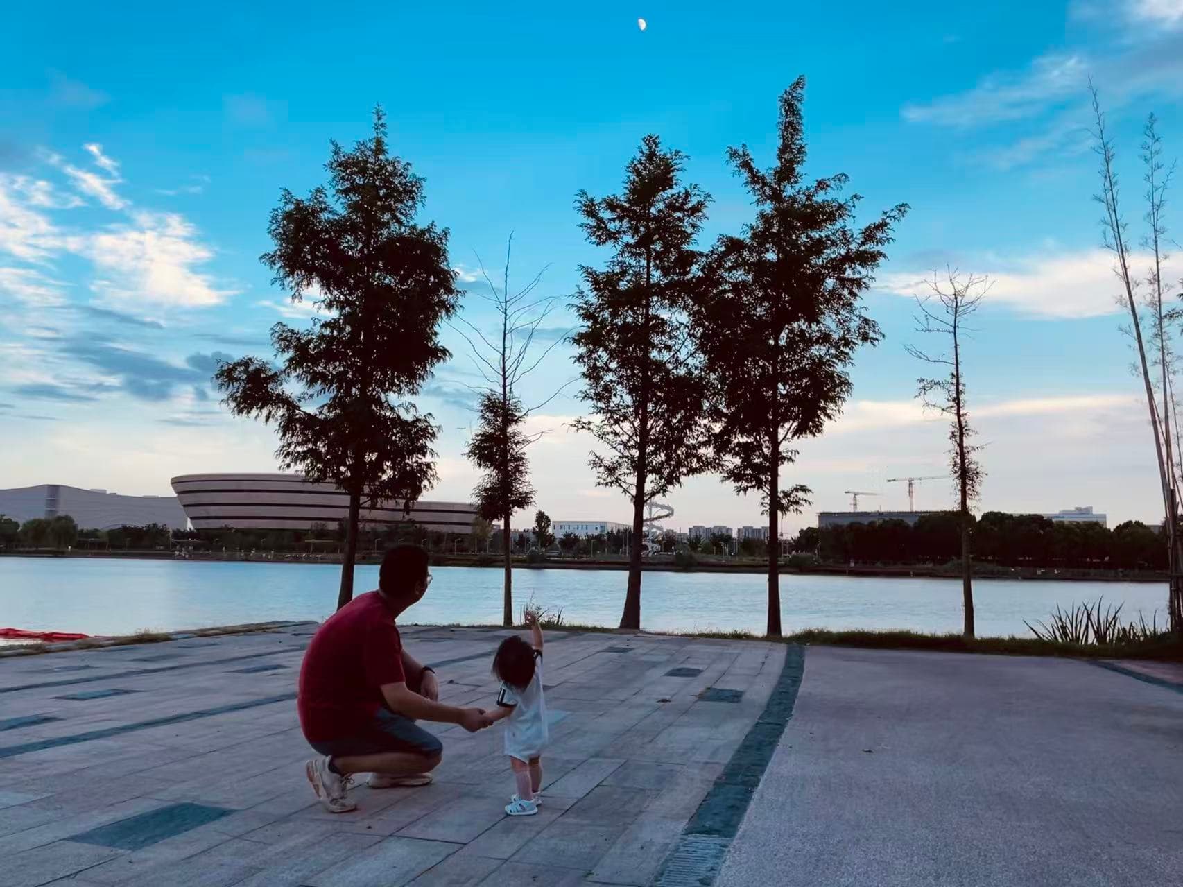 老婆拍的我和小孩的合照